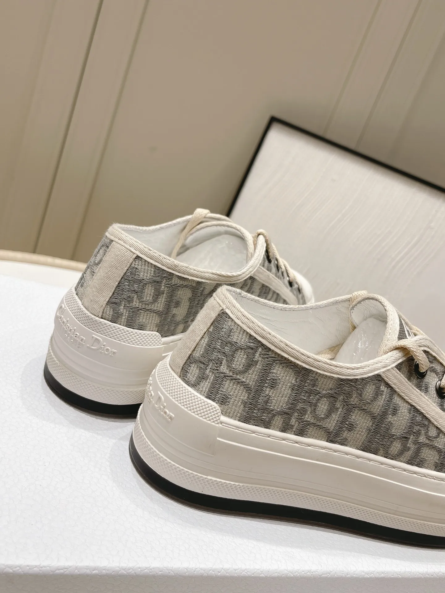 👟👟Ex-factory price 520 👟👟 Women's shoes Women's clothing Women's shoes Women's shoes Women's clothing Dior Dior Walk'n series Presbyopia Embroidery Thick-soled canvas shoes Casual sneakers Original purchase development Production This Walk'n'Dior thick-soled sneaker is a fashionable item that enhances the style of the series. Oblique printed cotton embroidered upper with comfortable platform sole, tongue and Christian Dior 👟👟 ex-factory aris signature laces. Can add fashionable temperament to all kinds of casual looks ▪️Fabric: Original customized imported Oblique printed embroidery ▪️Inner lining: Imported soft sheepskin lining ▪️Outsole: Original exclusive molded T👟👟Factory price U material ▪️Sole thickness: 4.5CM ▪️Size: Women's 35-40